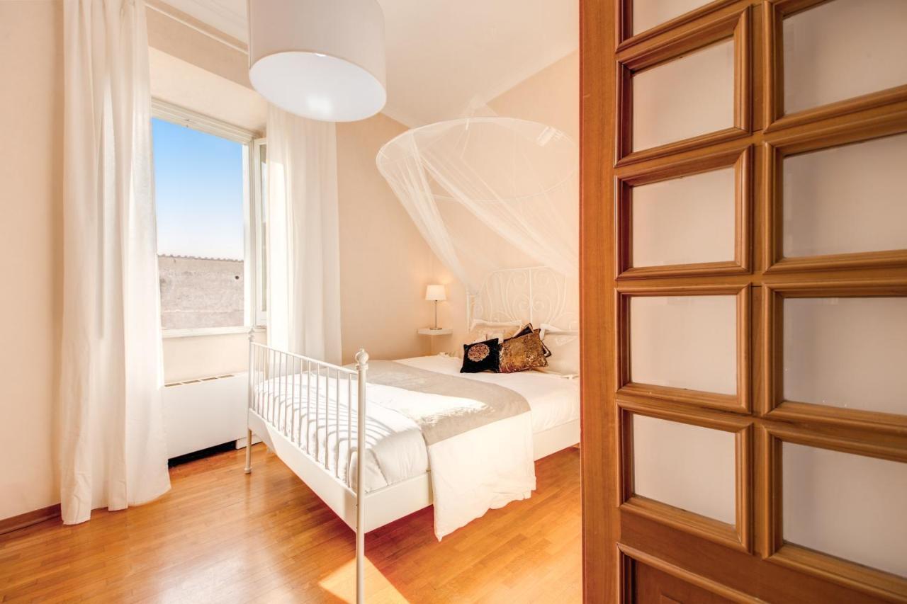 Elegant Apartment Behind The Colosseum Roma Rom bilde