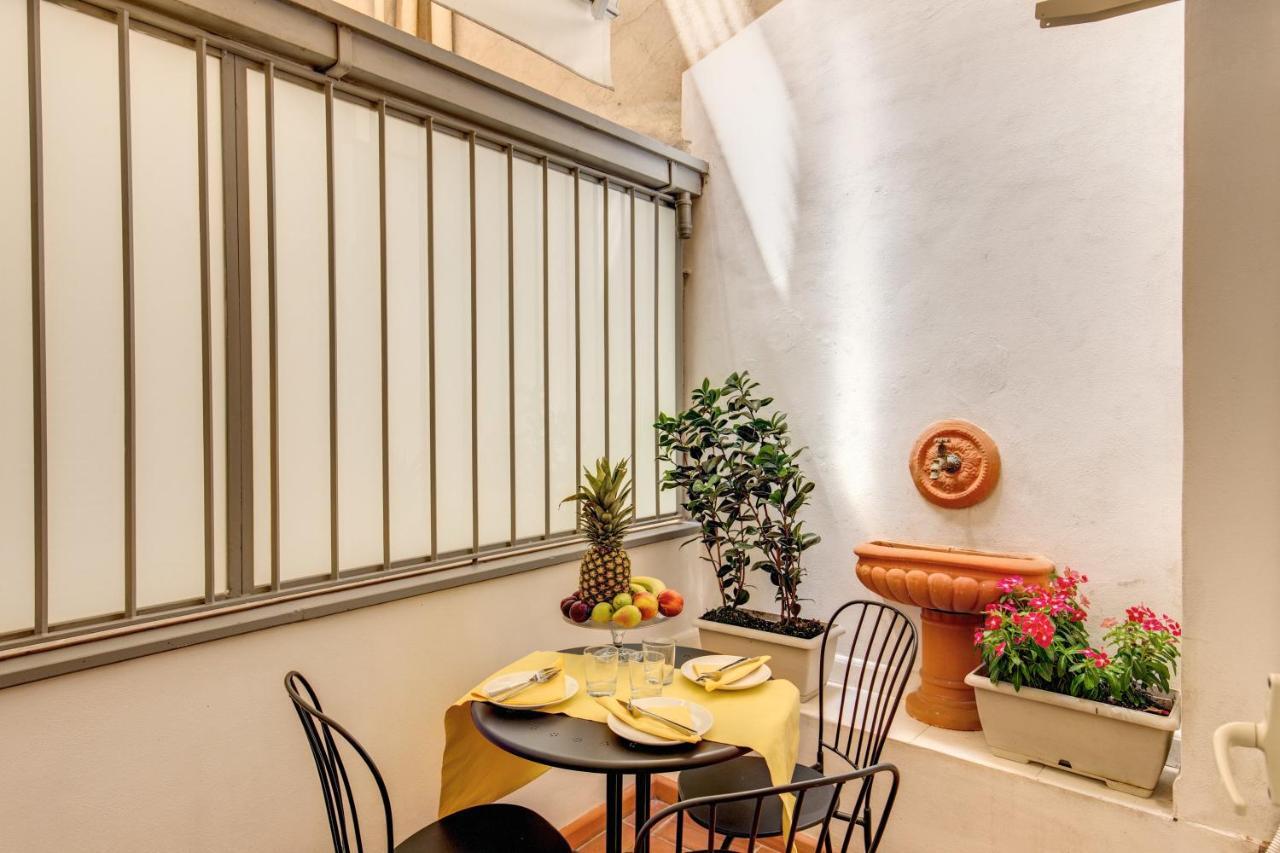 Elegant Apartment Behind The Colosseum Roma Rom bilde